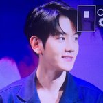 [백현] 백현의상 꽤 깊은 <b>V</b><b>넥</b>이네