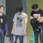 [백현] 옷<b>프린트</b> 야해서 가리는 백현이 ㅋㅋㅋ
