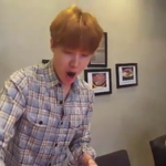 [방탄소년단] 호석이가 <b>케익</b> 불붙이다가 "오 뜨거운데?" 하니까...