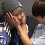 [방탄소년단] 얼굴이 작은거야 손이큰거야