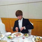 [EXO] 쟤네중에 한명 결혼식가서 <b>혼자</b> <b>밥</b>먹는거봄?