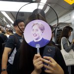 [EXO] <b>민석</b>이가 씌어준 갓 쓴 팬 지하철 탐 ㅋㅋㅋㅋㅋㅋ