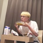 [방탄소년단] 정국이(20살)<b>에게</b> 애교부리는 석진이(25살)