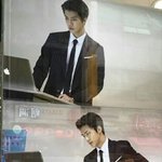 [EXO] 진짜 교수느낌나네 역시 영앤<b>핸섬</b>앤리치