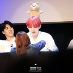 [방탄소년단] 저 곰돌이 태형이 머리 <b>위에</b> 있는거임??