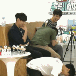 [EXO] 경수 세훈 <b>무릎</b>에서 웃는짤