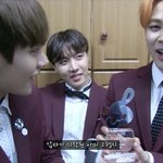 [방탄소년단] <b>자연</b>스럽게 호비형 무릎에 앉는
