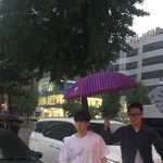 [백현] 백현이 차에서 내리자마자 <b>비</b> 오는지 확인해보궄