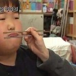 젓가락으로 <b>입술</b>잡는거 누구야?