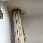 아파트 배란다 우수관에서 물이새요ㅠ