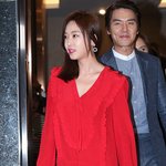 섹시한 빨간 원피스입음