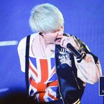 [방탄소년단] 노래할 때 <b>검지</b>로 코 밑에 대는거