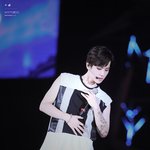 [EXO] 백현<b>왕자</b>님의 하얗고 말랑해보이는 팔뚝
