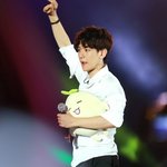 [EXO] <b>백성</b>이 준 인형 안고다니는 백현완댜님 > <