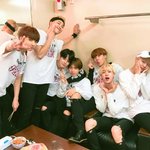 [방탄소년단] 요새 랩<b>라라</b>인 소녀감성으로 사진 찍는듯