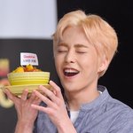 [EXO] 콘서트못가는애들 좀 <b>애잔</b>하다