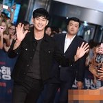영화 시사회를 환하게 빛내준 남자 스타