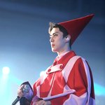 [EXO] 유치원생 <b>미술</b> 숙제처럼 생긴 꼬깔을 머리에 씌웠는데