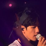 [백현] 백현이 슬로건으로 <b>머리</b>에 <b>리본</b>  ㅋㅋ