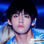 [방탄소년단] 태형이<b>한테</b> 밝은렌즈끼워주는듯