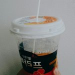 [ㅋㅋㅋㅋㅋ] <b>빨대</b>가 없어서 이러고 먹는다