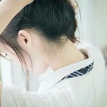 머리 귀로넘기는거