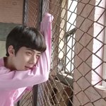 [EXO] 20대로 보이는 <b>남자</b>가  축구장을 보면서  <b>말</b>을 건넨다