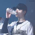 [EXO] 진짜 24살이 아니라  24개월 애기가 <b>분유</b>먹는것처럼...