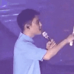 [EXO] 뉴리<b>디</b>봉 흔들다 건전지가 <b>다</b> 된 우리들의 표정