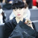 <b>시선</b>뺏는 짙은 男돌 비주얼