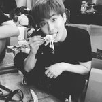 [EXO] 뜬금 ㅈㅅ 옆에분 다리털