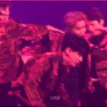 [CHEN] 엑소디움콘 <b>도중</b> 준면이 가슴 열려서 당황하는 종대손길...