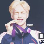 [EXO] 금메달 따고 금메달 깨물어보는 국대 시우민