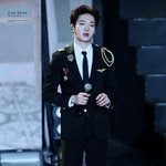 [엔터톡] 제복입고 <b>갭</b>차이 보여주는 아이돌.jpg