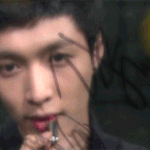 [EXO] <b>액정</b>에 입술 갖다대라