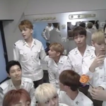 [세븐틴] 지훈이가 <b>정한</b>이 어깨만지는것돜ㅋㅋㅋ