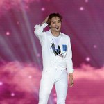 [카이] 다이어트 자극짤로 적합한 올 흰색 의상 입은 카이 전신...