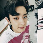[EXO] ㅅㅂ 목 뒤에 검정티 보임ㅋㅋㅋㅋ