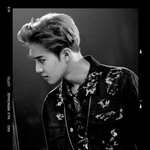[EXO] 신발 김준면 뭐 엿보는 것 같지 않음?
