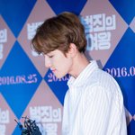 [백현] 앙다문 <b>입술</b>. 촬영장에서도 예쁨 많이 받았다고 하니