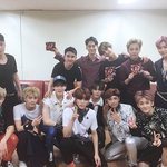 [EXO] ㅅㅂㅋㅋㅋ이 사진 밥씽이 자다일어나서 밥찾는거같음