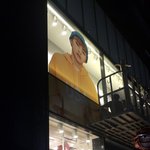 [시우민] 홍대 스파오라는데 시우민 후드입은 사진 <b>간판</b>