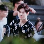 [EXO] 김준면 <b>하와</b>2간다고 하와이안셔츠입음ㅋㅋㅋ