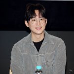 <b>권율</b> 안경 쓴 모습