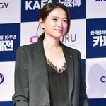 천우희 머리묶고 올블랙