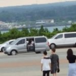 [EXO] 뒤에 사람은 <b>일행</b>아니지?