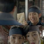 [백현] 달의연인’ 백현, 형들과 이모티콘 놀이 “신나서 웃는 얼굴