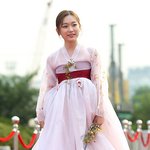 한복입고 레드카펫 밟음