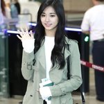 요즘 레전드찍는 쯔위 공항패션 :) (feat.닥터마틴 <b>호보</b>백)