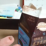 [꼭봐주세요] 오늘 먹었던 우유에서 정체불명의 고기덩어리가 나왔어요